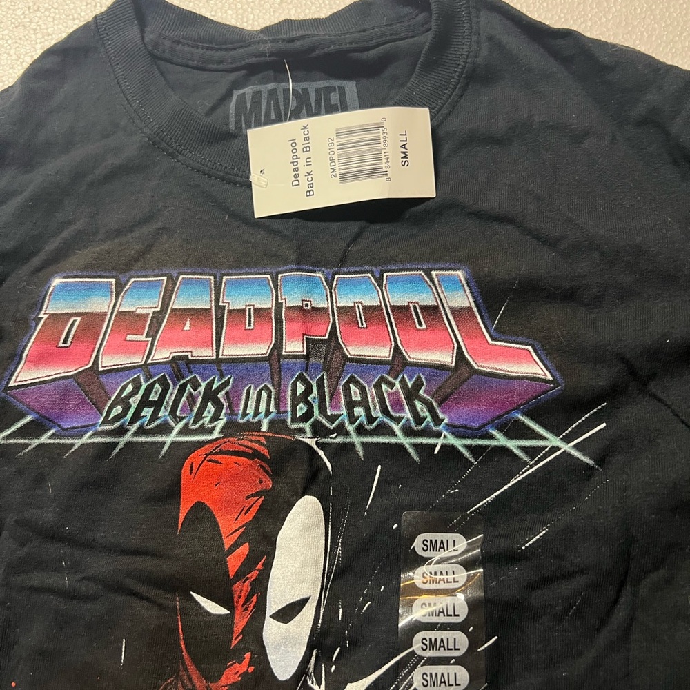 Marvel Deadpool Graphic Tee in Black and Red
